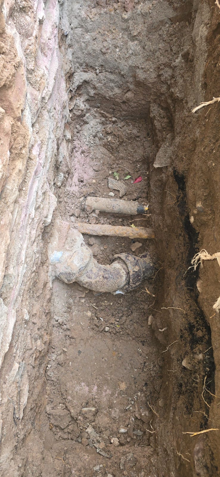 Freigelegte alte Rohre zur Reparatur