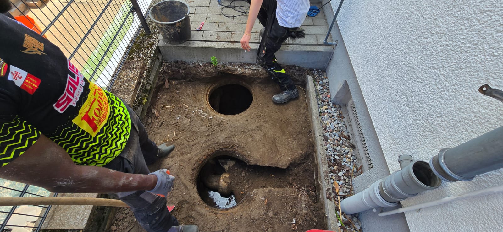 Mitarbeiter prüft Schacht